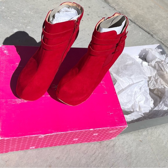 Shoe Dazzle Pansy faux suede Red heeled boots size 7 - Picture 2 of 3